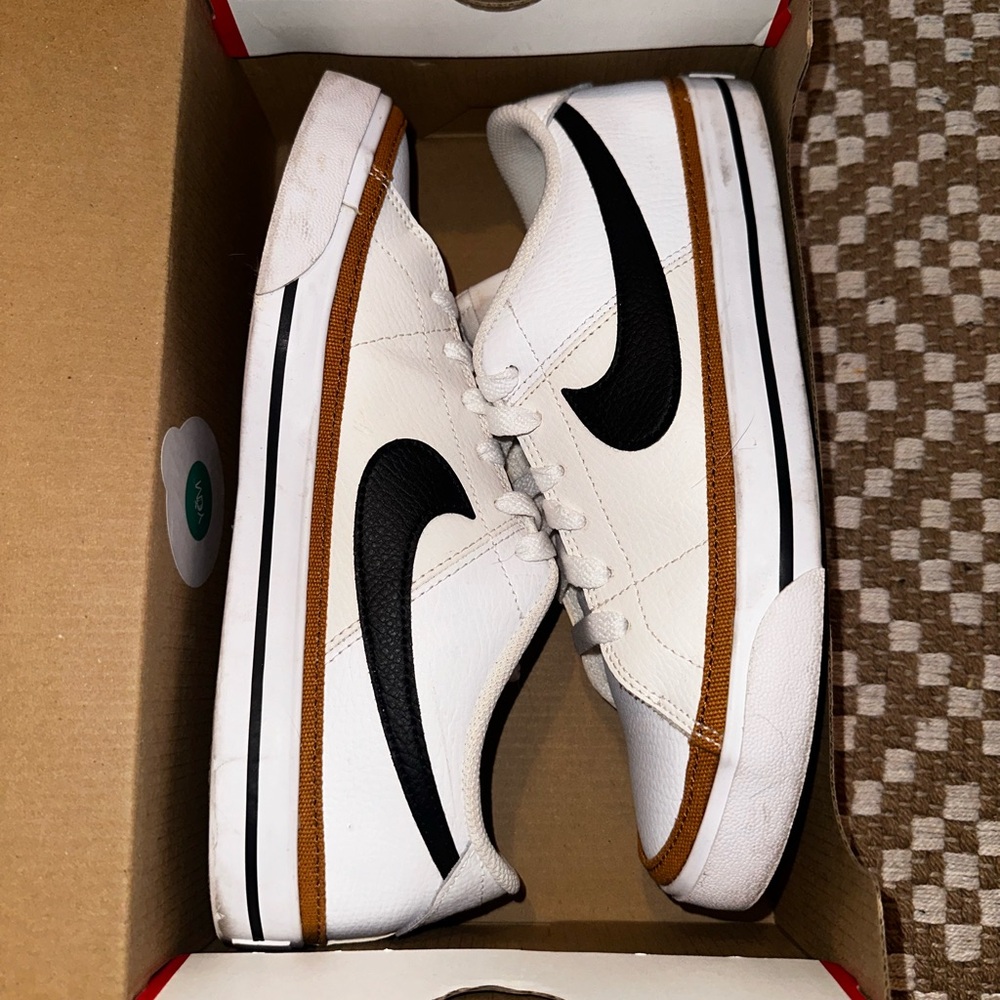 Women’s Nike Court Legacy Size 9